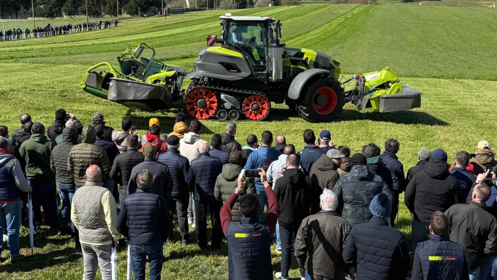 Versi�n Terra Trac del Axion 9.450. con combinaci�n de segadoras