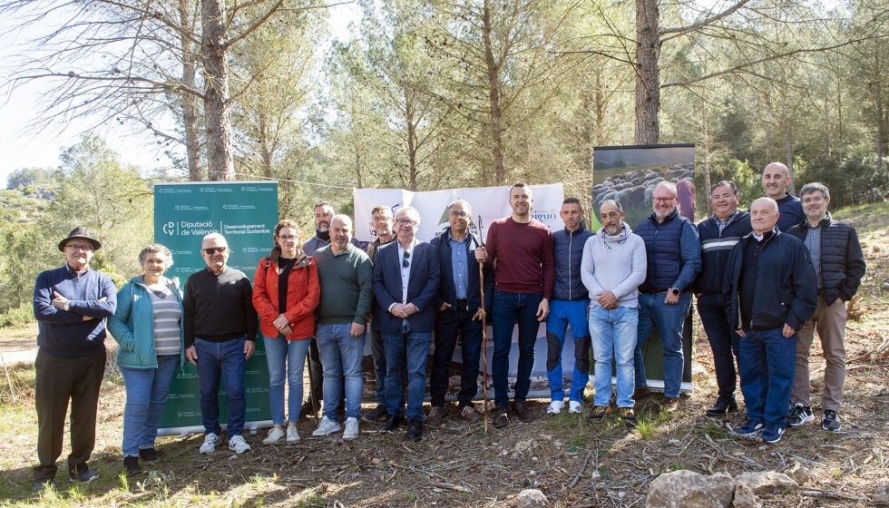 Foto de familia de la visita de Vicent Momp�, presidente de la Diputaci� de Val�ncia...