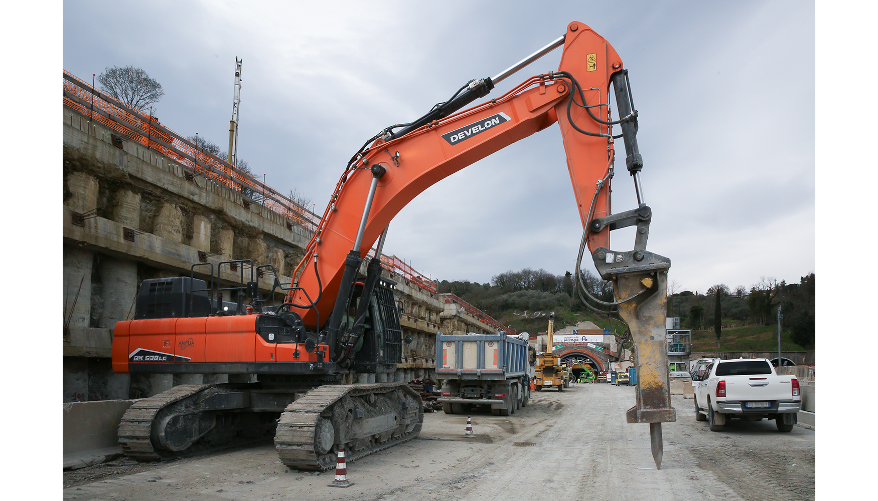 La excavadora de cadenas DX530-7 es uno de los equipos adquiridos por Amplia Infrastructures