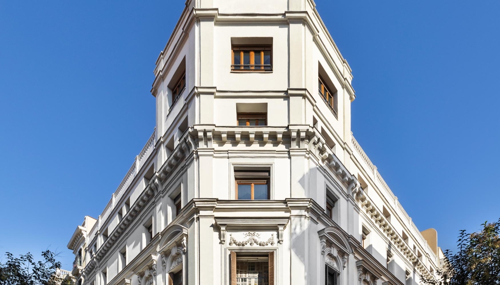 La firma colabora nuevamente con interioristas destacados y estar� presente en siete espacios, con un total de 27 revestimientos...