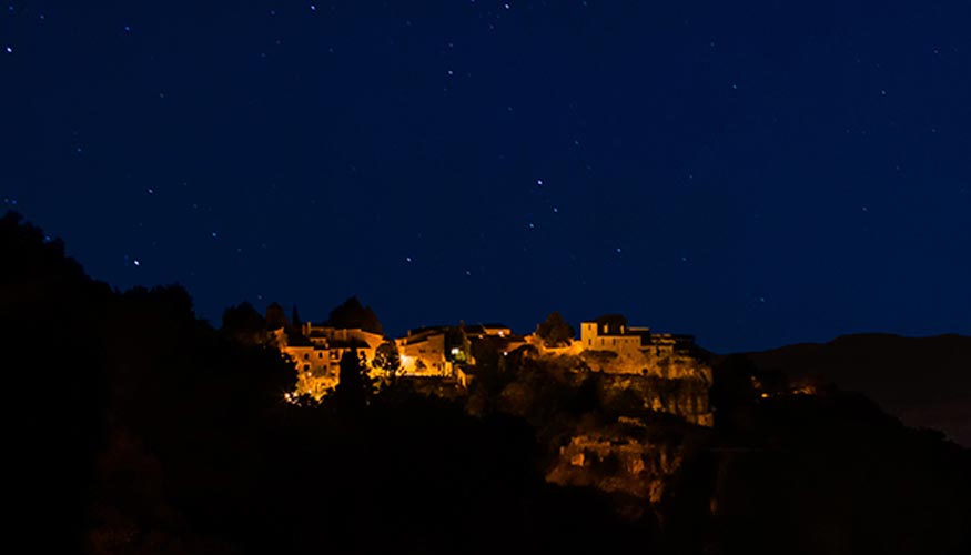 Siurana (Tarragona) bajo un cielo estrellado, ejemplo de iluminaci�n respetuosa con los ritmos circadianos y la biodiversidad...