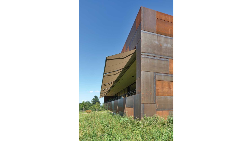 La arquitectura del edificio y los toldos crema de los toldos se integran en el entorno, creando elagantes y luminosos contrastes. Foto: markilux...