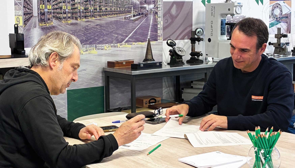 Momento de la firma del acuerdo entre ISB Sport y Ocisport