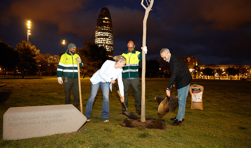 Representantes institucionales y asistentes al PARJAP 2026 participaron en la plantaci�n del �rbol conmemorativo...