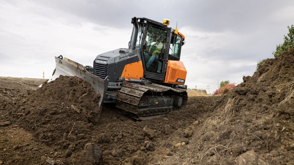 Uma barra de tra��o opcional permite ainda deslocar equipamentos no estaleiro