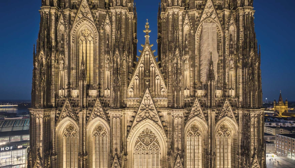 La intervenci�n en la Catedral de Colonia Licht Kunst Licht AG le vali� el IALD Radiance Award for Excellence in Lighting Design...