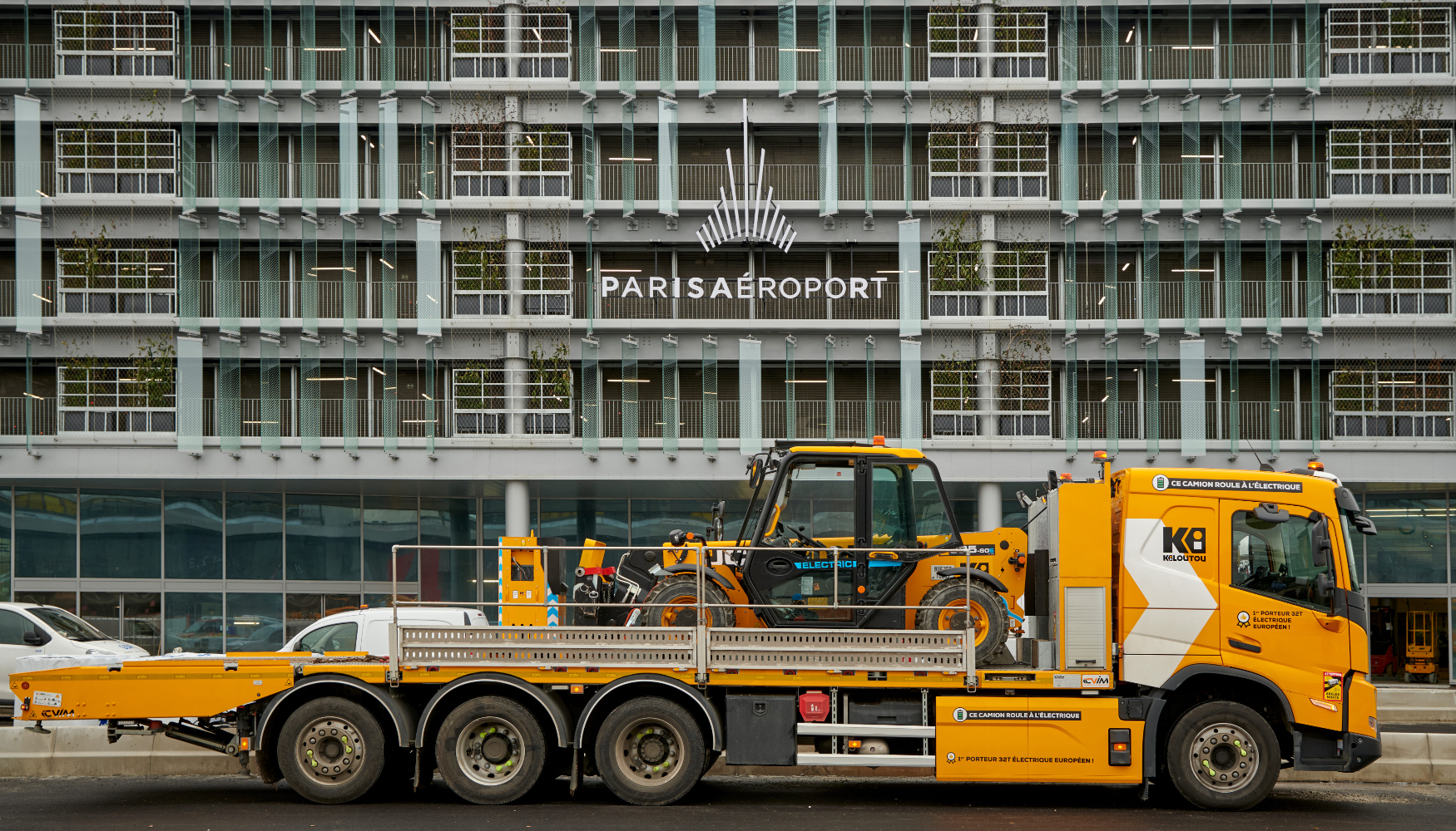 Cami�n el�ctrico transportando manipulador telesc�pico el�ctrico, un claro ejemplo de la apuesta descarbonizadora de Kiloutou...