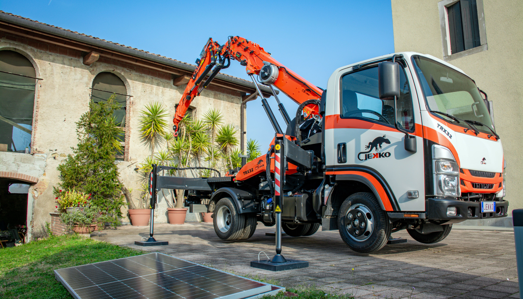 Minigr�a TRX32 montada sobre cami�n