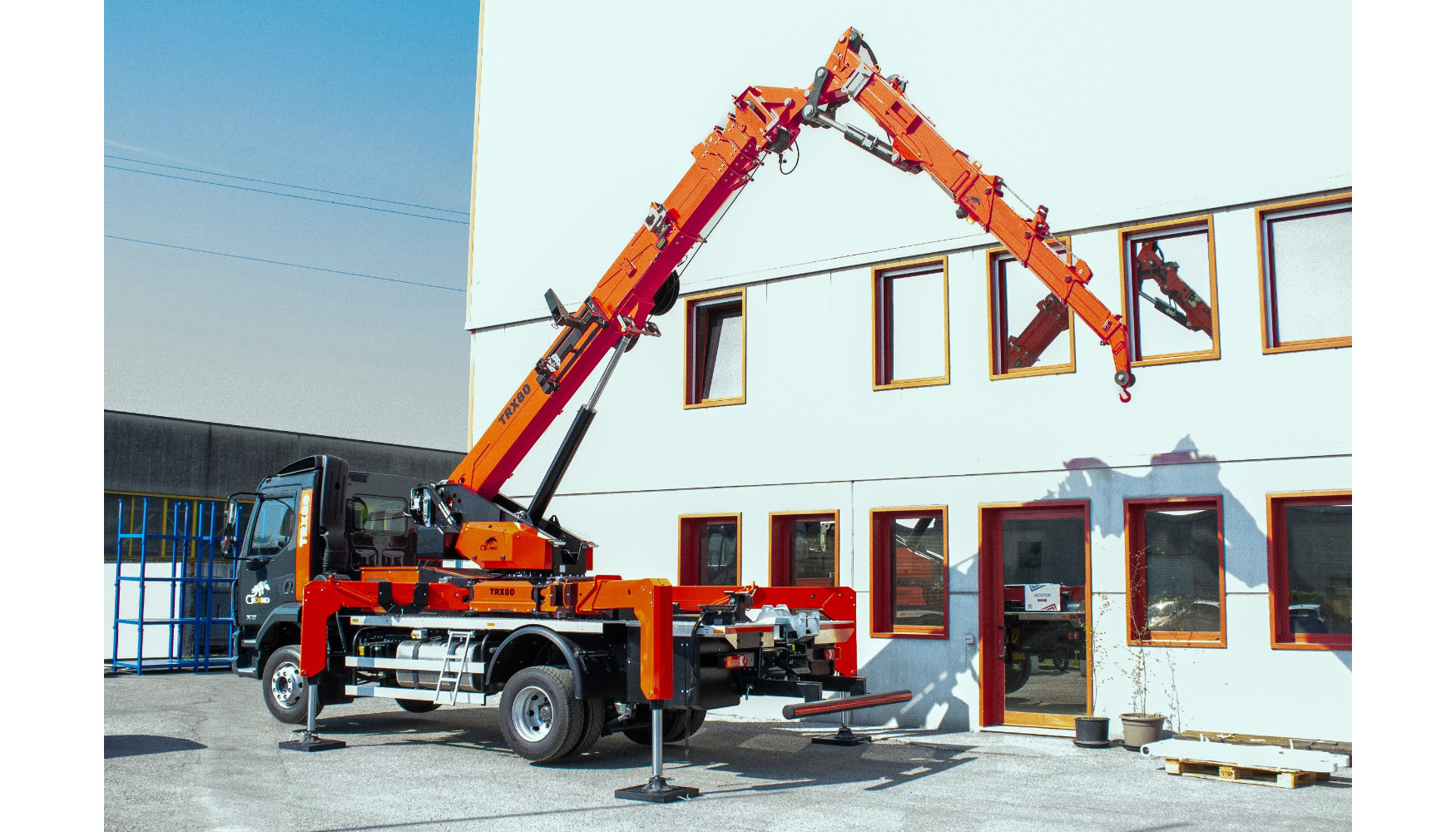 Nueva minigr�a TRX80 montada sobre cami�n