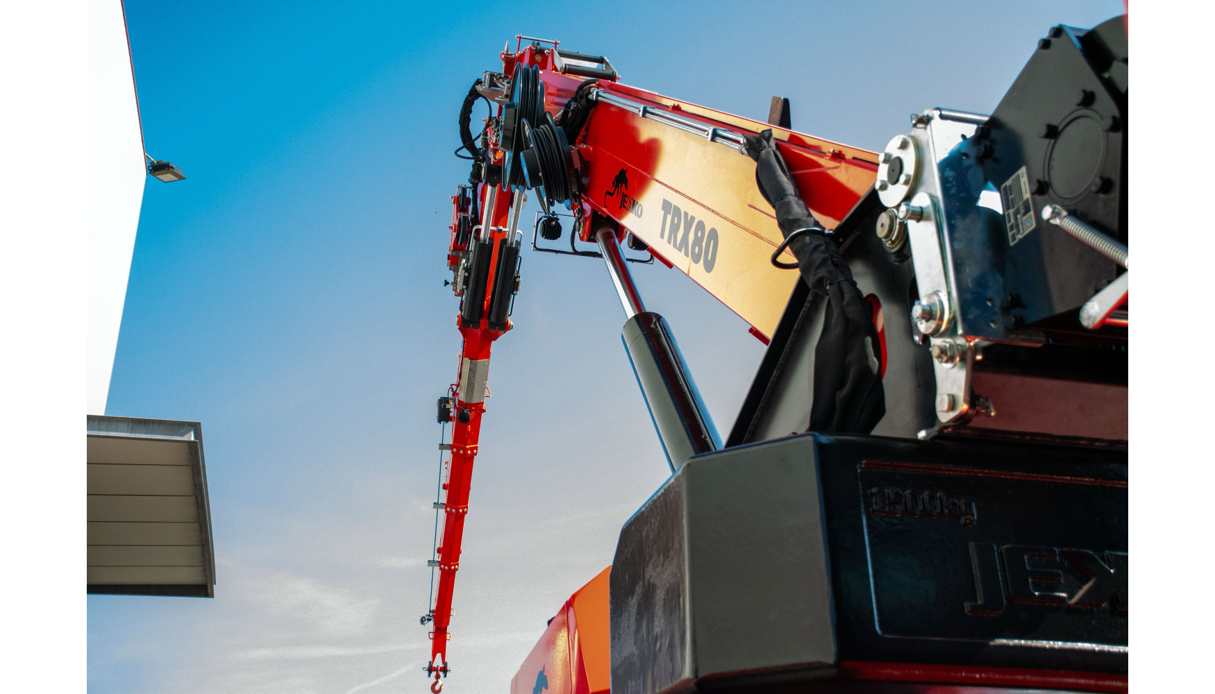 La TRX80 ofrece prestaciones destacadas, con una huella m�xima de 4,6 m x 4,6 m...