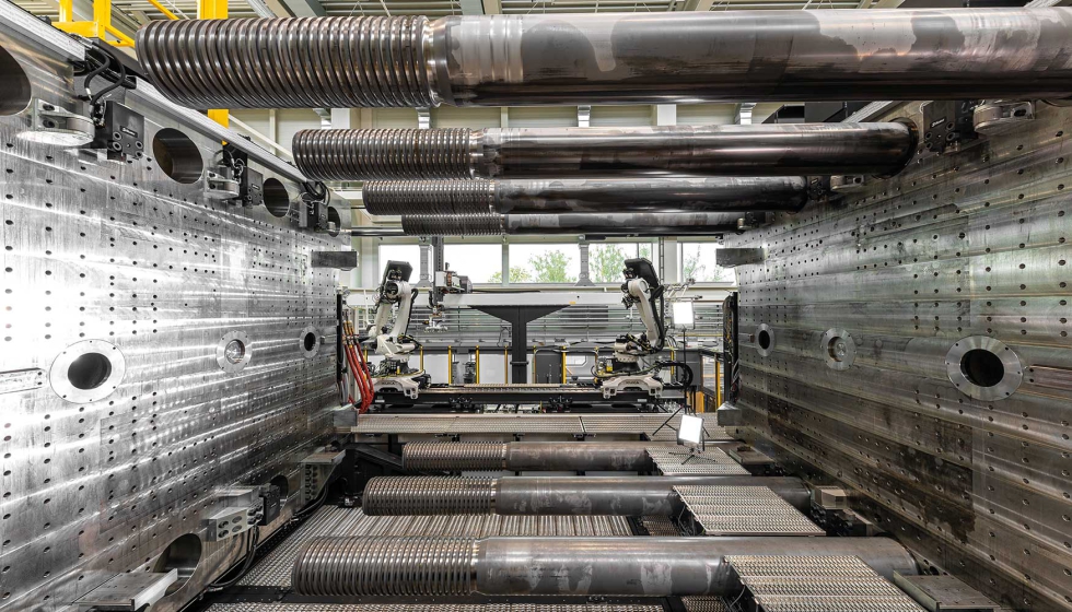 O amplo espa�o do molde permite uma automatiza��o flex�vel e a produ��o eficiente de componentes complexos de grandes dimens�es em processos de...