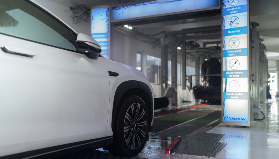 La doble cadena pl�stica de WashTec introduce una mejora en la interacci�n entre veh�culo e instalaci�n...