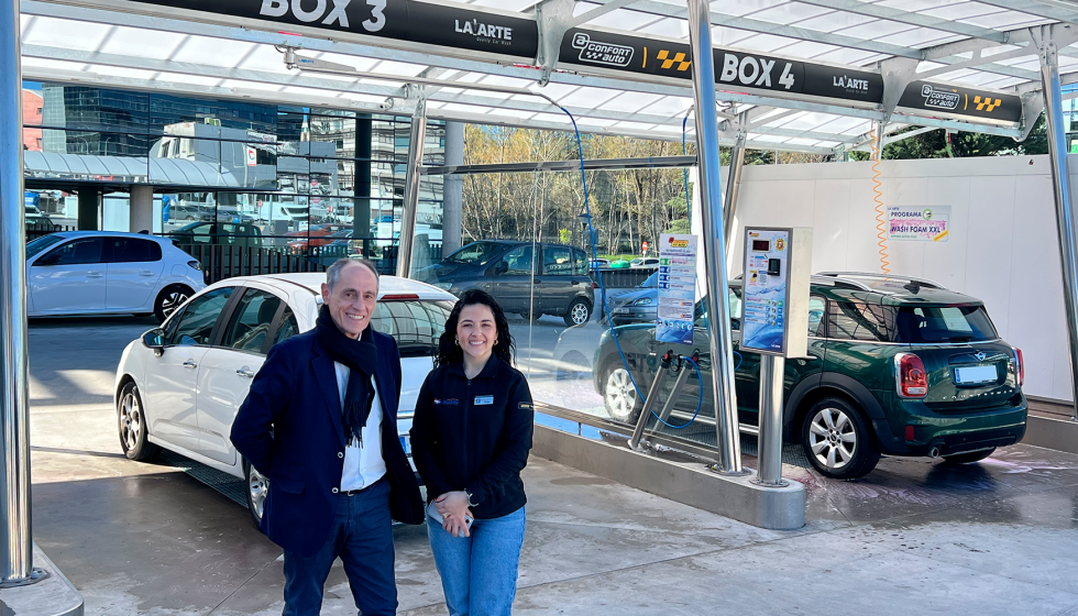 �ngel Caraba�a, director comercial de Lavarte, y Luisa Fernanda Calderon, jefa del centro Confortauto Hankook Masters de Alcobendas, Madrid...