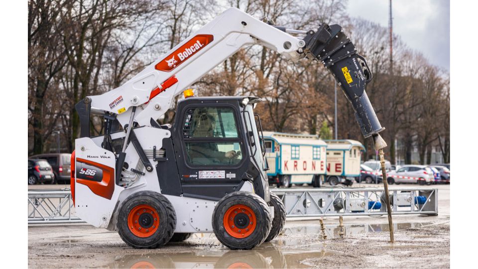 A carregadora Bobcat S86 instala 300 ancoragens de ferro para fixar a tenda do circo