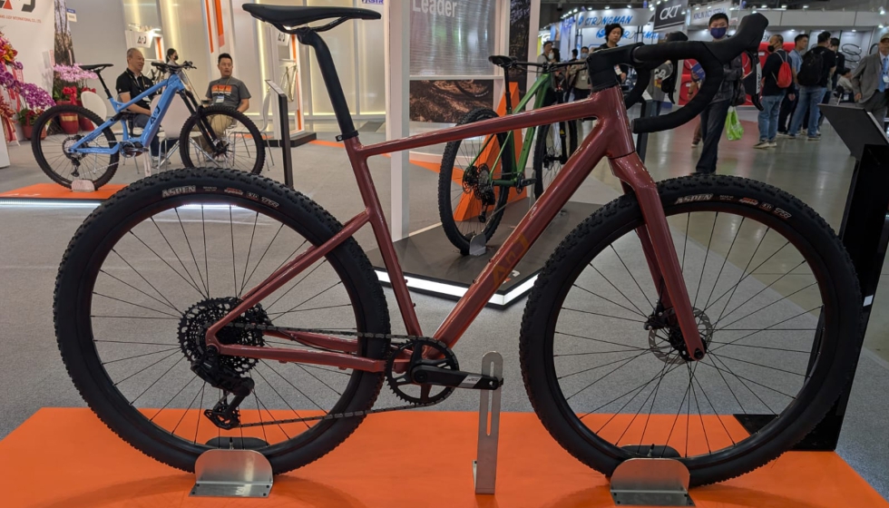 Una bici con ruedas de 32 pulgadas, de la marca Arthur And Judy