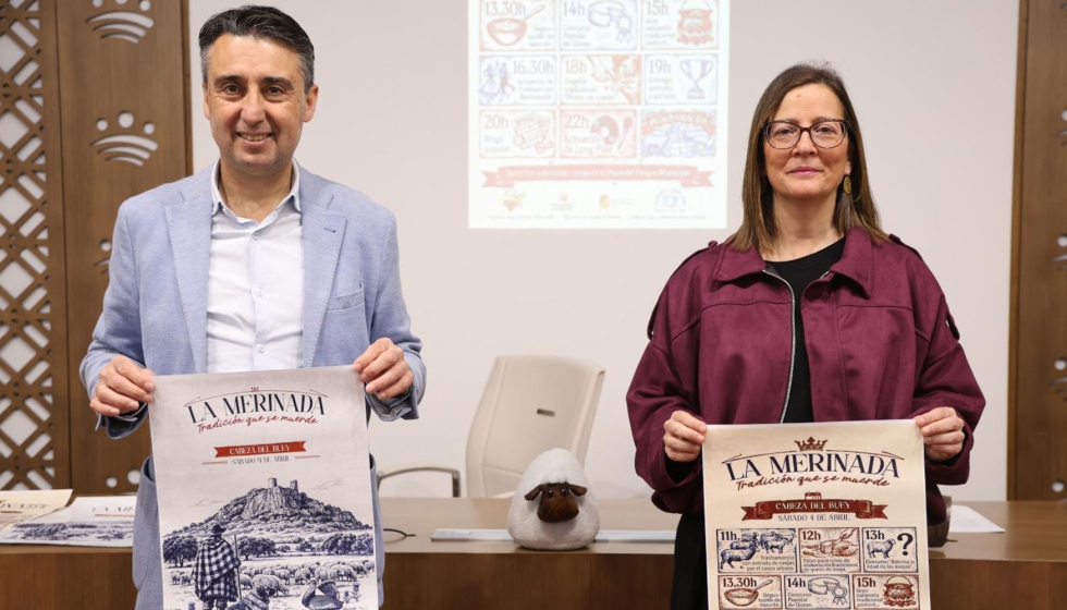 Juan Mar�a Delfa, vicepresidente primero de la Diputaci�n de Badajoz, y Ana P�rez, presidenta de la Asociaci�n Cultural Manzarab�a...