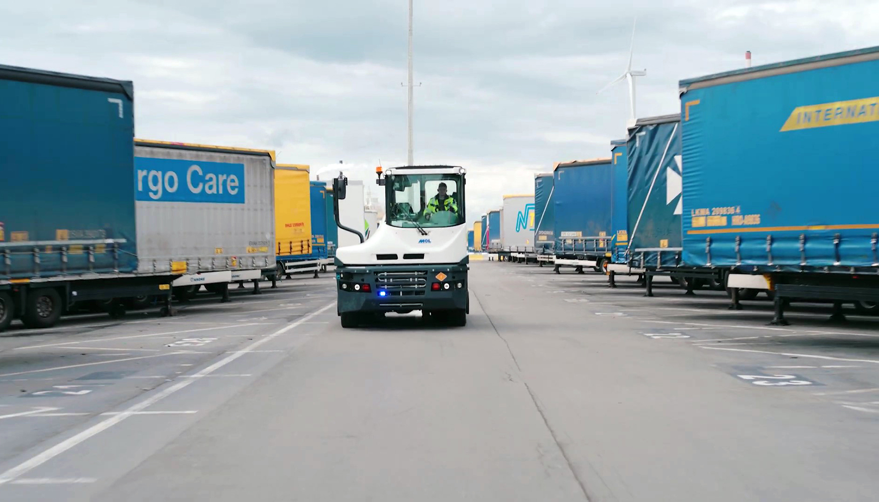 Volvo Penta y MOL comenzaron a colaborar en 2021 para desarrollar el primer tractor RoRo 4x4 el�ctrico operativo del...