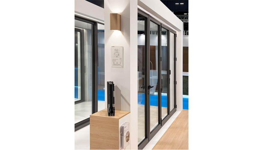 BRS-82, porta de fole com n� central de 109 mm e umbral plano de 15 mm. � Exlabesa Building Systems