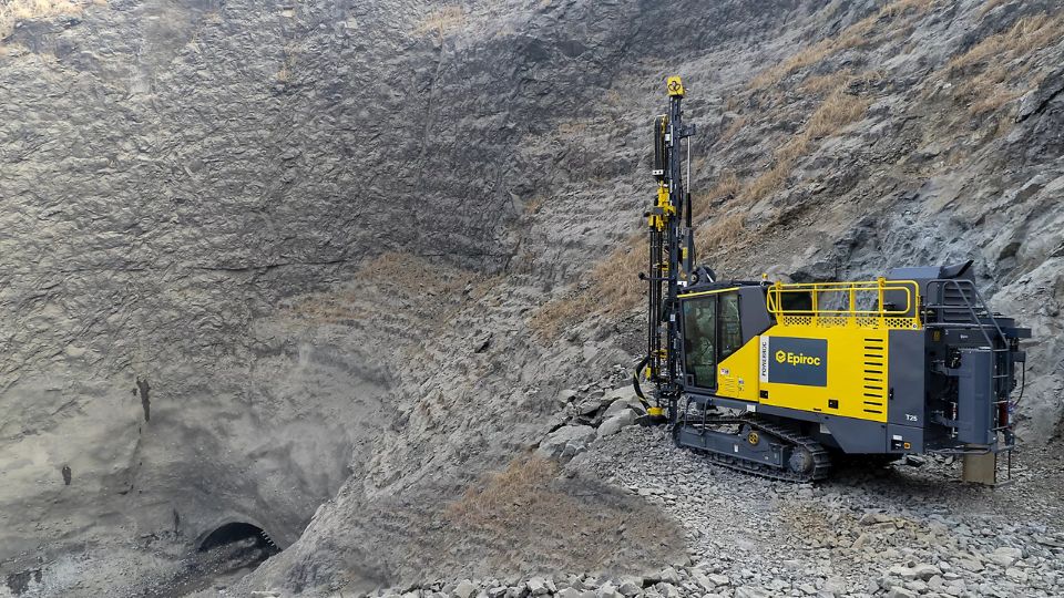 O PowerROC T25 � uma perfuradora de superf�cie destinada � constru��o, engenharia civil e pequenas pedreiras de agregados...