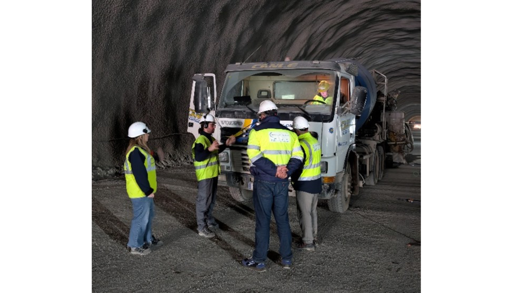 El demostrador tuvo lugar en las obras que est� realizando la empresa FCC en el t�nel de carretera de 5 km que conecta las localidades de Santiago...