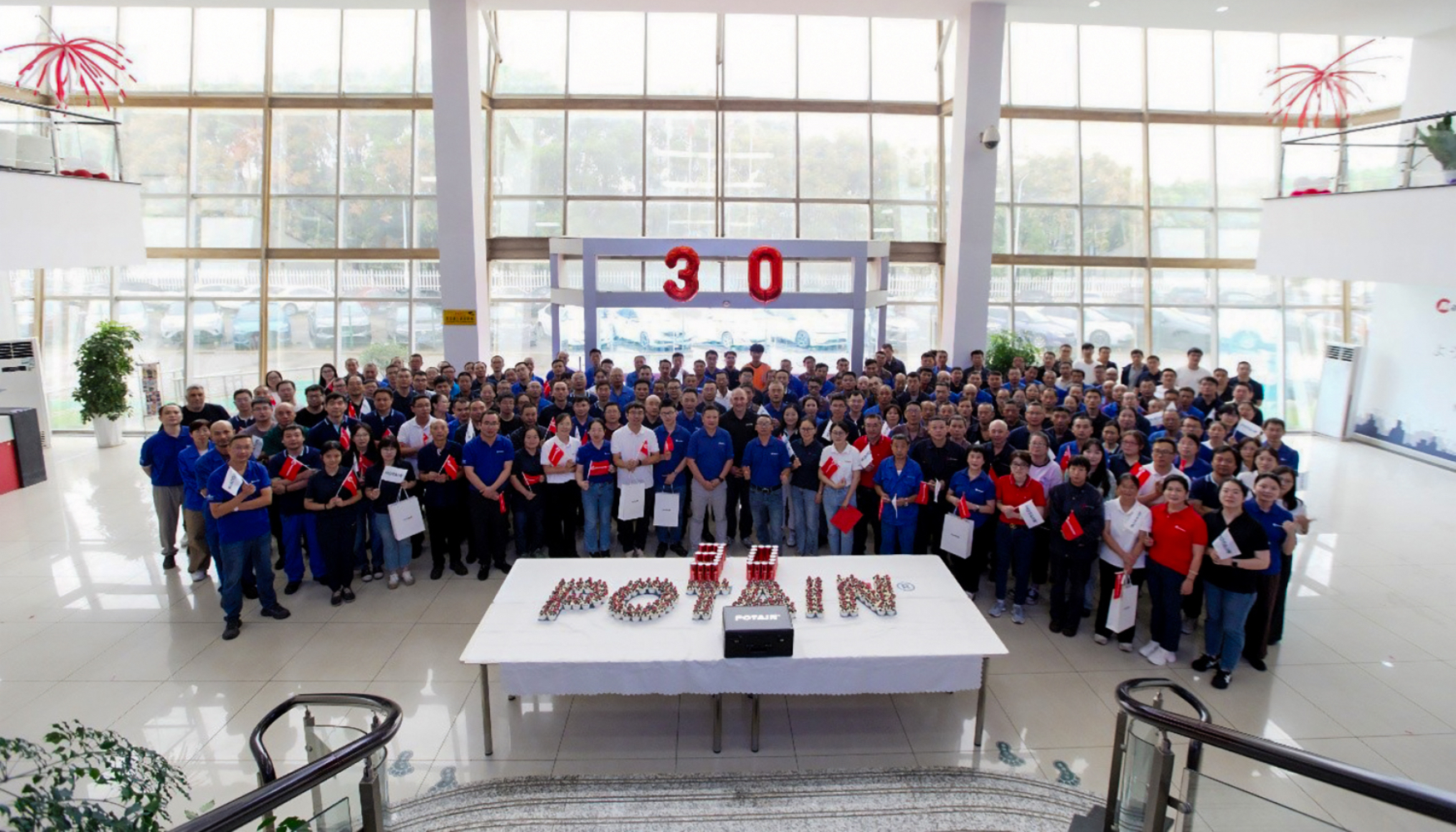 Foto de familia con los asistentes al acto de celebracion del 30 aniversario de Potain como fabricante en China