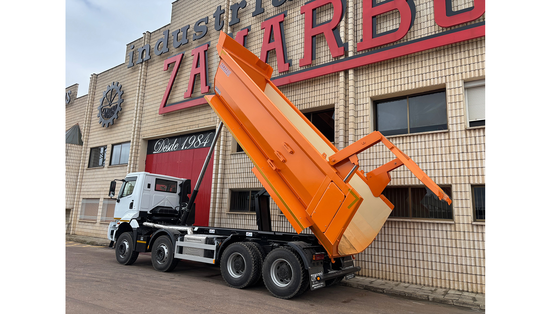 Cami�n con volquete