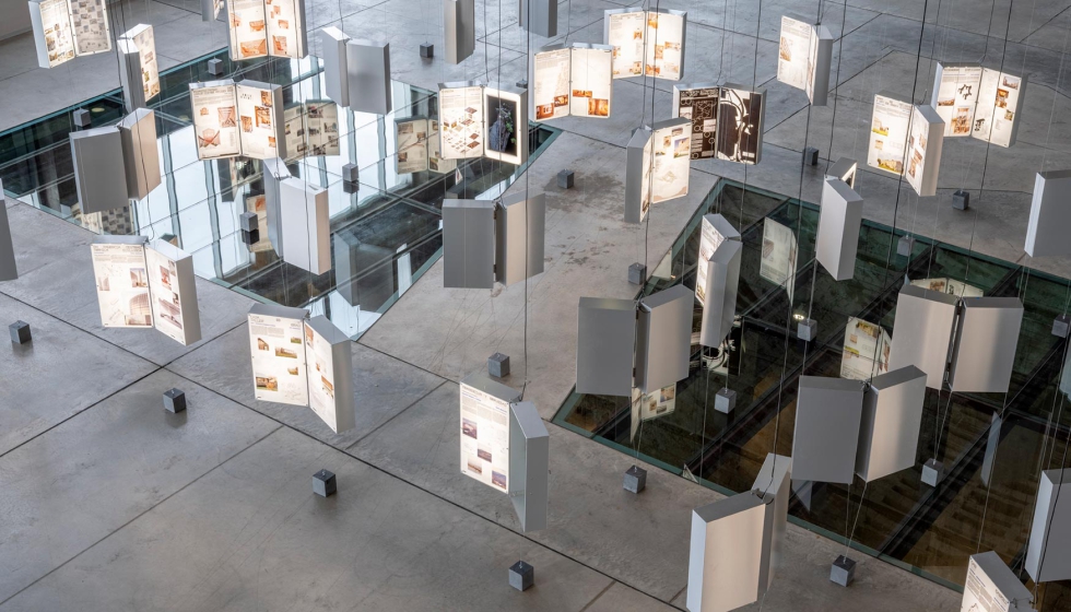 Vista de la exposici�n en la sala de Turbinas de La T�rmica Cultural en Ponferrada. Foto: Juan Baraja