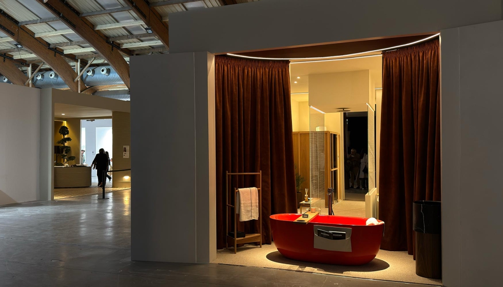 En el stand de Kaldewei destac� la ba�era Meisterst�ck Oyo Duo en acabado �Golden Sun�