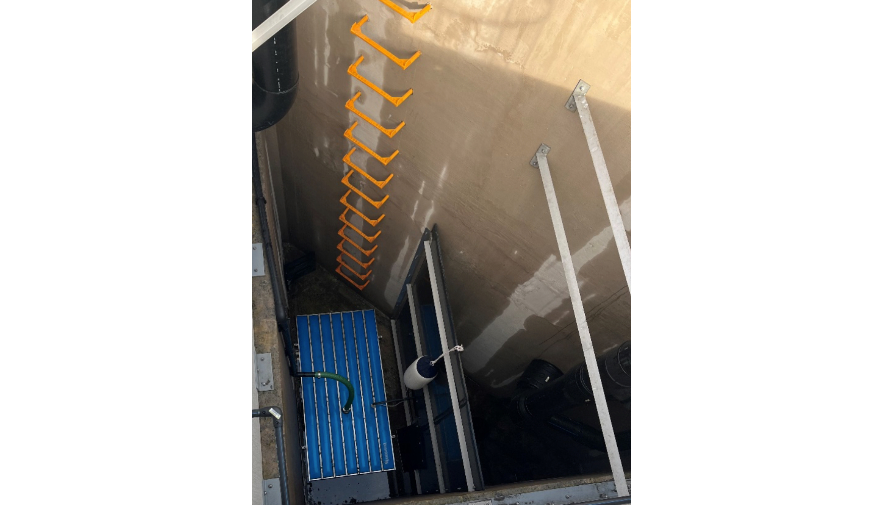 Estos pelda�os est�n sumergidos en agua de mar aproximadamente el 80-90% del tiempo