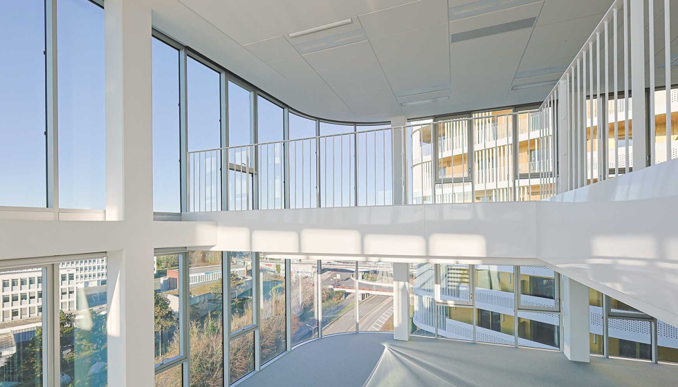 Los arquitectos de Hamonic + Masson & Associ�s dise�aron el edificio con el objetivo de crear un elemento de uni�n entre la ciudad...