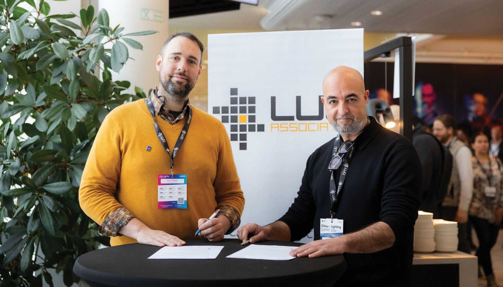 Bruno Paternot, presidente de LUCI, y Javier G�rriz, dise�ador de iluminaci�n y vocal de la junta directiva de APDI durante la firma del convenio...