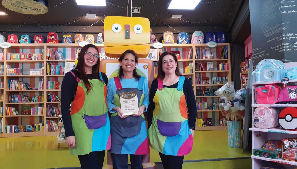 Mar�a Jos� Balde�on, dependienta; Isabel Cebri�n, directora de tienda; y Teresa Panduro, 2� encargada de Abracadabra