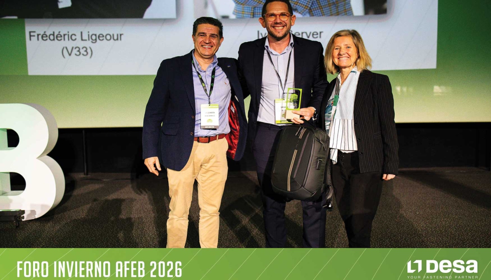 Ivan Server (centro), recogiendo el reconocimiento por parte de AFEB