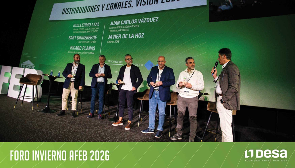 Los participantes de la mesa redonda tambi�n recibieron sendos reconocimientos por parte de AFEB. De izq. a dcha...