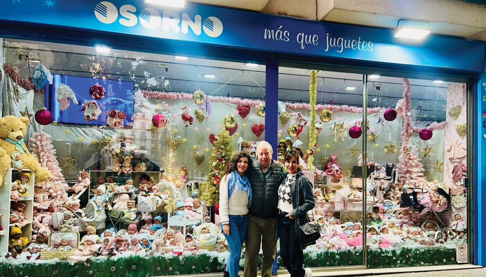 Francisco Osorno, gerente de Jugueter�as Osorno, junto a Carolina y Maruja