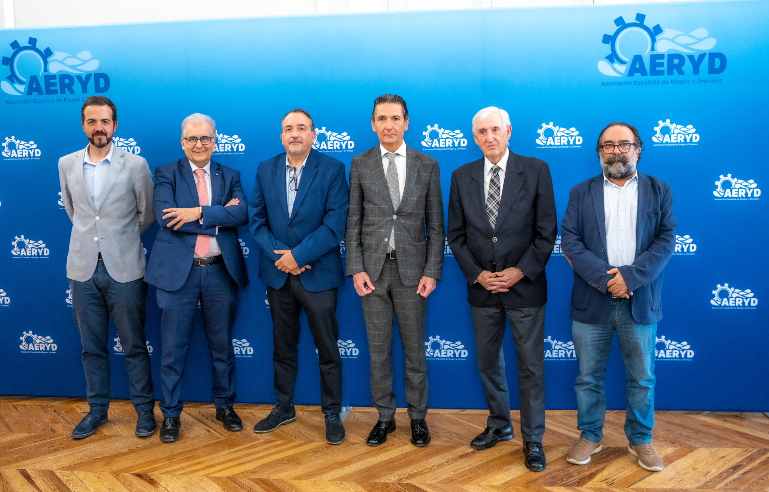 Participantes de la primera mesa redonda sobre 'La visi�n de la Administraci�n Central y los regantes', moderada por Jos� Mar�a Gonz�lez...