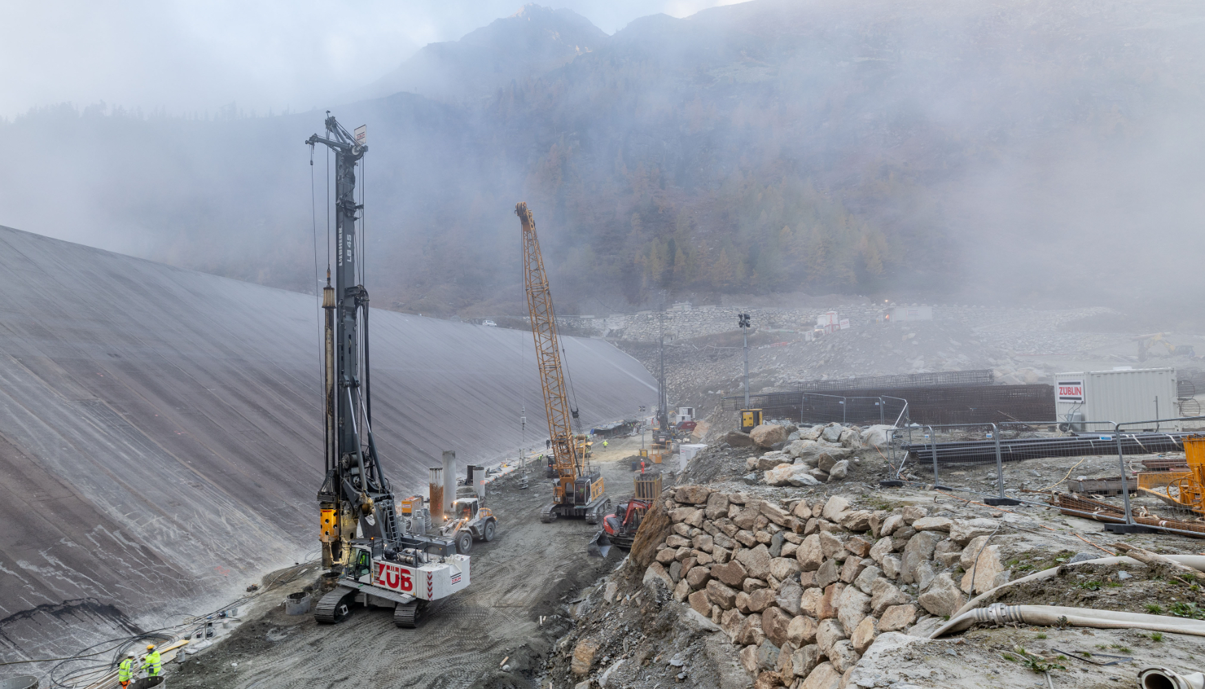 Perforadora LB 45 y gr�a sobre orugas HS 8070 HD de Liebherr en la presa del embalse de Wurtenspeicher (Austria)