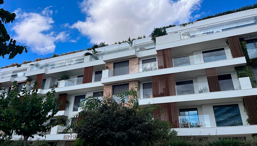 Hippiements es un complejo residencial, compuesto por 63 viviendas, en la isla de Ibiza