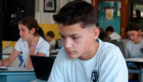 Alumnos aprendiendo a integrar la IA. �Colegio Virgen de Europa