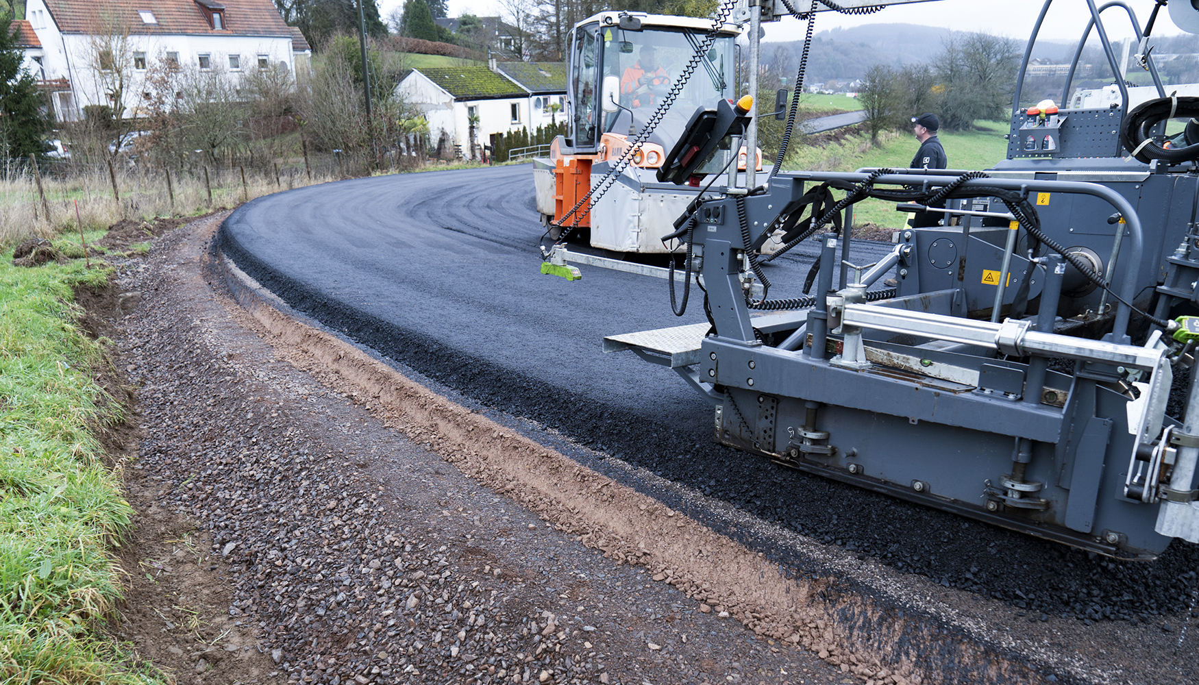 Smart Pave garantiza un extendido exacto que evita los excesos de anchura y, por lo tanto, ahorra material y costes