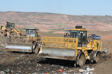 Image with the two compactadores of rubbishes and with the loaders shovel Cat with which explains Poured Rioja