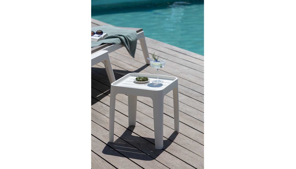 La nueva mesa baja est� pensada para zonas h�medas y exteriores de entornos profesionales