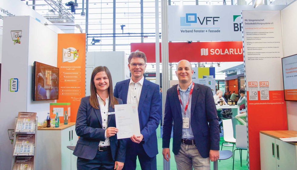 Sophia Steidle (Marketing) y el Dr. Martin J. Dei� (Direcci�n) reciben el galard�n RAL por el ISO-Bloco X-Therm. Foto: � 2026 ISO-Chemie GmbH...