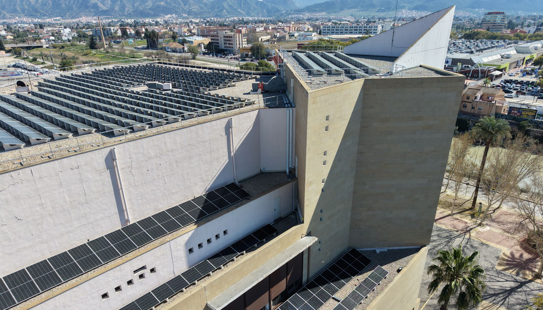La instalaci�n fotovoltaica permite generar casi la mitad de la energ�a que consume el recinto