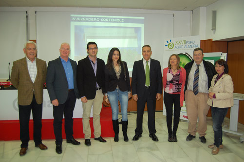 Foto de grupo en la presentacin del invernadero sostenible de Expo Agro 2012