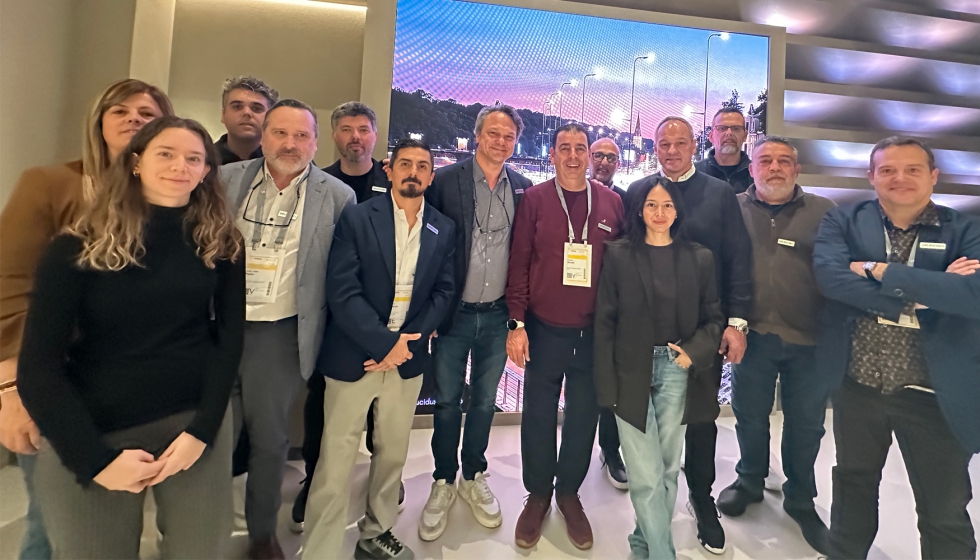 Foto de familia del equipo MCI Light y Hoff Light desplazado a Frankfurt