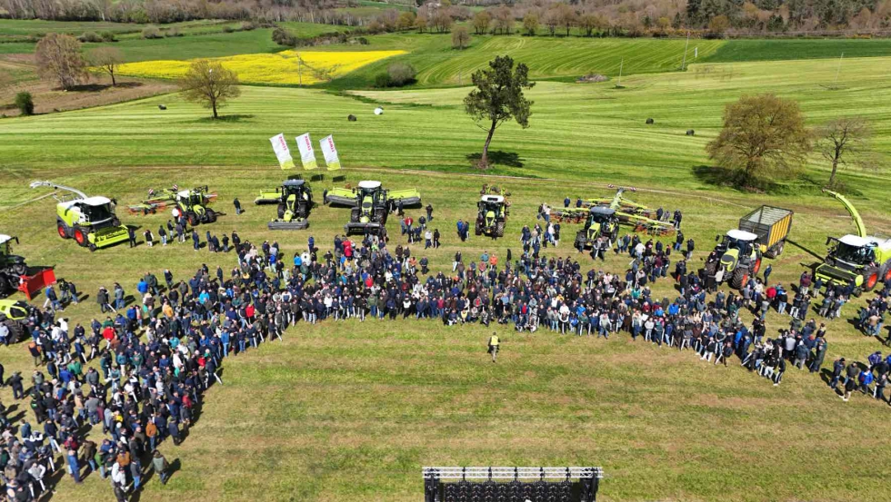 Foto de grupo con los asistentes al evento