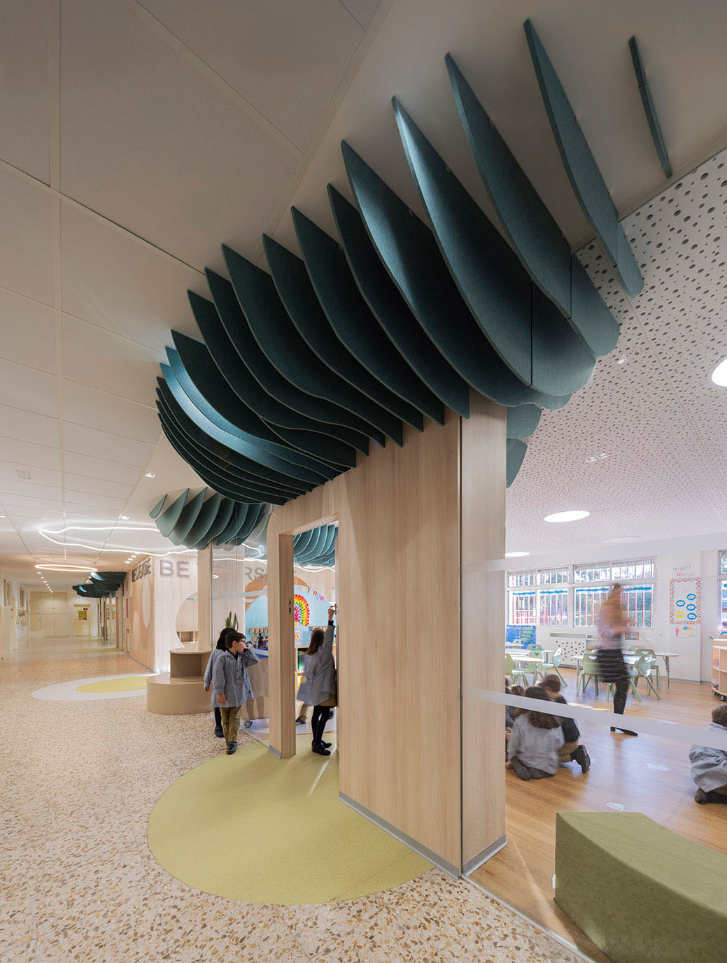 El dise�o ac�stico y la zonificaci�n de los espacios permiten reducir el ruido y mejorar la experiencia educativa en entornos abiertos...