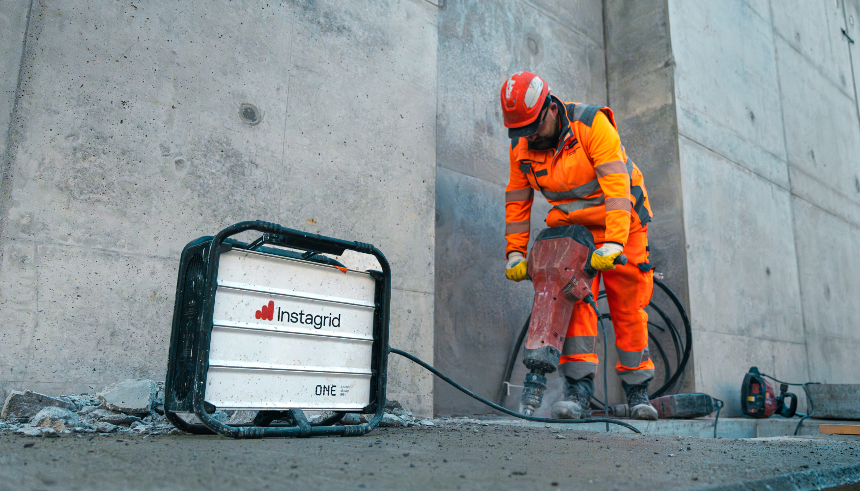 Fuente de alimentaci�n port�til Instagrid ONE suministrando potencia a martillo el�ctrico