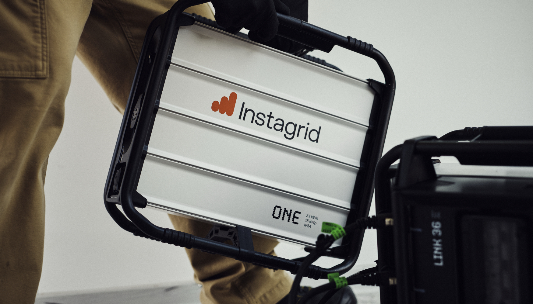 Instagrid ONE permite coger la bater�a con una sola mano y llevarla al lugar donde se necesita, creando entornos de trabajo m�s seguros y limpios...